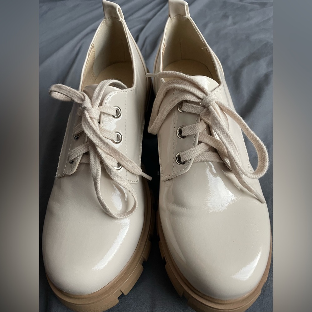 Soda Bone 8.5 chunky lace up loafer